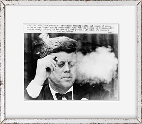 Beskonačne fotografije 1963 fotografija: predsjednik John F. Kennedy, pušenje male cigare / demokratski prikupljanje sredstava | Boston