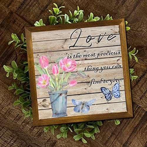 Ljubav je najdragocjenija stvar koju možete pronaći za davanje drvene uokvirene potpise Butterfly Tulip Cvijet u čajniku Viseće plakete